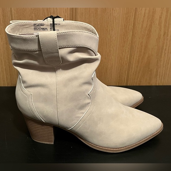 Time and Tru Cream Colored Booties - Picture 5 of 14